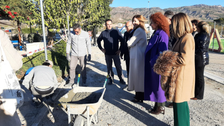 La consejera conversa con alumnos participantes en el programa de empleo en Apandis