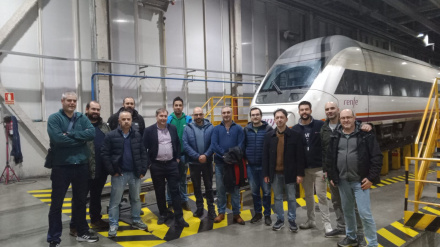 Los profesores de la Universidad Laboral visitan los talleres de RENFE y ACTREN para ver trenes tradicionales y de Alta Velocidad