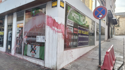 Estado en el que quedó la sede de VOX Zamora tras el ataque de madrugada