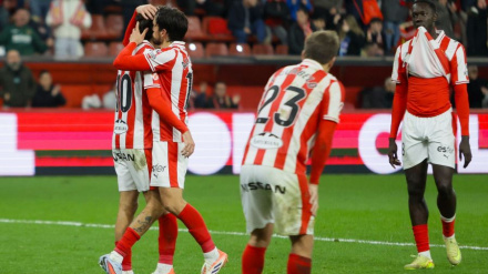 Los jugadores del Sporting lamentan el empate contra el Andorra