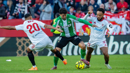 Pablo Fornals N8 of Real Betis fights for the ball with Sow n20 of Sevilla & Ejuke n21 of Sevilla during the La Liga EA Sports match between Sevilla FC and Real Betis at Estadio Ramón Sánchez Pizjuán on November 30th 2025, in Sevilla, Spain (Photo by Andres Lopez Sheridan / SPP/Sipa USA) *** Local Caption *** 65862936