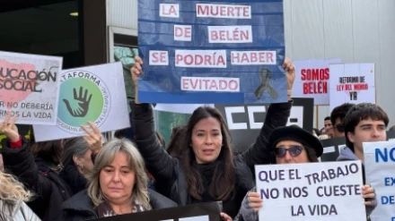 Compañeros y familiares de Belén protestaban por las condiciones laborales de los educadores sociales.