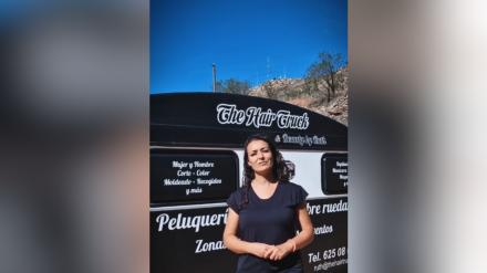 Ruth, peluquera, con su caravana