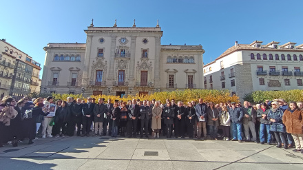 La ciudad, consternada, rinde homenaje a las jóvenes mientras la investigación sobre el trágico suceso del Parque de la Concordia sigue abierta