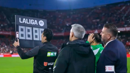 El cuarto árbitro del Sevilla-Betis levanta la tablilla electrónica de cambios completamente apagada