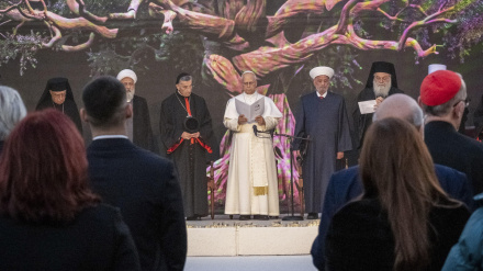 El papa León XIV asiste a un encuentro interreligIoso con representantes de distintas religiones del país este lunes en la Plaza de los Mártires en Beirut