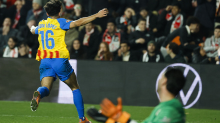 Diego López celebra su gol en el Rayo - Valencia
