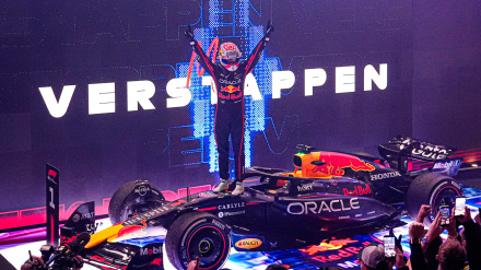 Verstappen celebra el triunfo en el circuito de Losail, en Catar