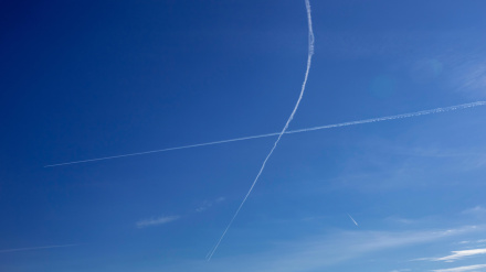 Vista aérea, estelas de condensación sobre Herdecke en el cielo azul, Aviación, Capa de ozono, Cielo azul