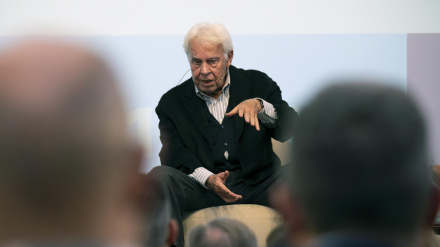 TERUEL, 01/12/2025.- El expresidente del Gobierno, Felipe González, participa en el foro de la Asociación de Directivos y Empresarios de Aragón (ADEA), este lunes, en el . Centro Cultural San Julián de Teruel. EFE/ Antonio García