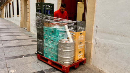 Un repartidor deja material en un establecimiento de hostelería junto a la Mezquita-Catedral