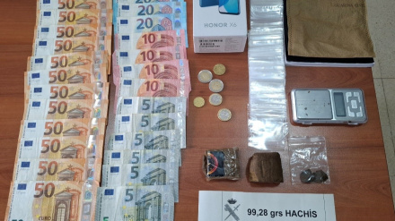 Los guardias encontraron hachís, útiles para manipular la droga y dinero en efectivo en el interior del vehículo