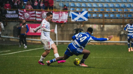 Loic Williams intenta impedir el avance de un contrario durante el Cultural-Granada del pasado fin de semana.
