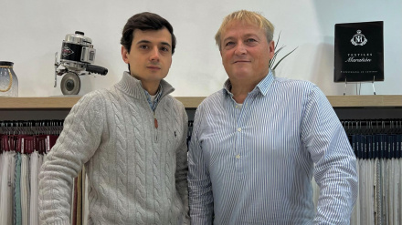 José Luis Marañón, propietario de Textiles Marañón, junto a su hijo