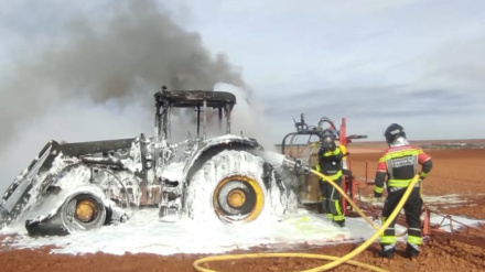 Bomberos sofocan un incendio en un tractor en Zamora