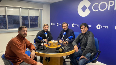 Mike Whal acompañado de su compañero en Canadá Braden King y de Pablo García Vivanco en los estudios de COPE Ourense