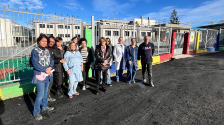 Miembros del AMPA y auxiliares educadoras del Colegio de Castiello, junto a la diputada popular Gloria Garcia