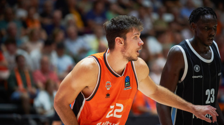 October 2, 2024, Valencia, Spain: Ethan Happ of Valencia basket in action during the BKT EuroCup Regular Season Round 2 at Pabellon Fuente de San Luis. Final score; Valencia Basket 105 : 78 Veolia Hamburg Towers (Credit Image: © Vicente Vidal FernÃ¡Ndez/SOPA Images via ZUMA Press Wire)