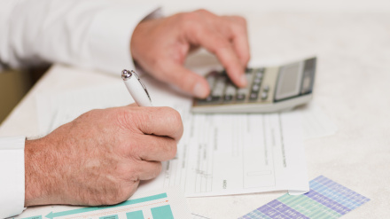 Hombre de negocios usando una calculadora