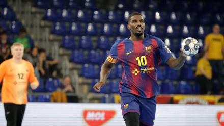 Dika Mem y Nilsen, al fondo, dejarán el Barça en los próximos meses