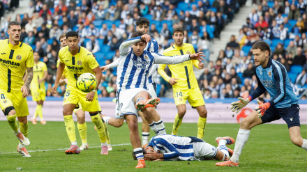 Jon Aramburu, de la Real Sociedad, dispara el balón durante el partido liguero frente al Villarreal en el estadio Anoeta en San Sebastián