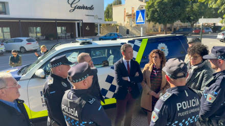 El consejero de Presidencia y la alcaldesa presentan el nuevo vehículo de la Policía Local en Puerto Lumbreras