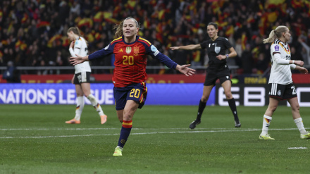 Claudia Pina celebra su doblete en el España - Alemania