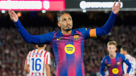 Raphinha celebra el tanto del empate durante el Barcelona-Atlético de Madrid de LaLiga
