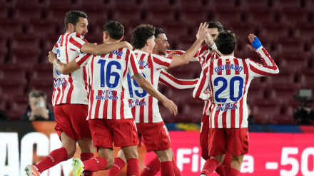 Álex Baena recibe las felicitaciones de sus compañeros tras abrir el marcador en el Camp Nou para el Atlético de Madrid