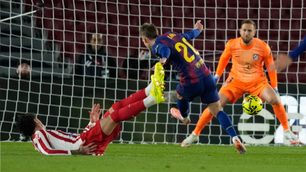 Dani Olmo dispara para marcar el 2-1 a favor del Barcelona frente a Jan Oblak