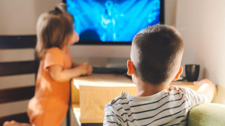 Fotografía recurso de niños viendo la televisión