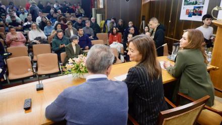 La conselleira, en el centro, durante el acto de aniversario en la escuela situada en Serantes