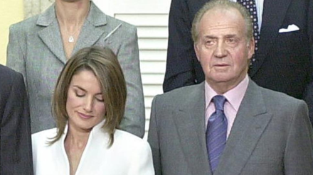 Letizia posa junto al Rey Juan Carlos I tras su comparecencia en los medios en el día que Felipe VI pidió su mano