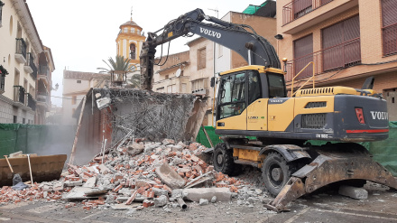 Una pala retroexcavadora derriba el antiguo mercado de abastos de La Hortaliza en Lorca
