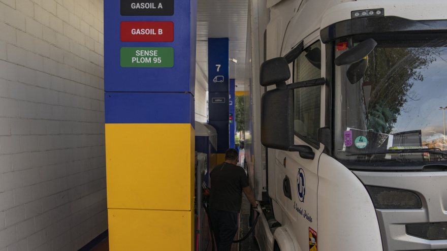 Un camionero reposta combustible en las inmediaciones de Mercabarna, el día que ha comenzado la huelga de transportistas
