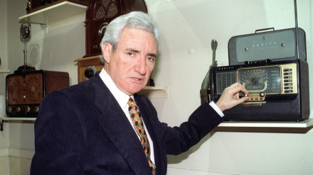 Luis del Olmo junto a un aparato de radio
