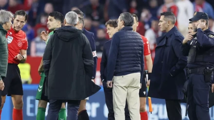 Munuera Montero habla con Peregrini para para el encuentro por el lanzamiento de objetis