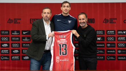 Alejandro Gómez y Sito Alonso acompañaron a Will Falk en su renovación