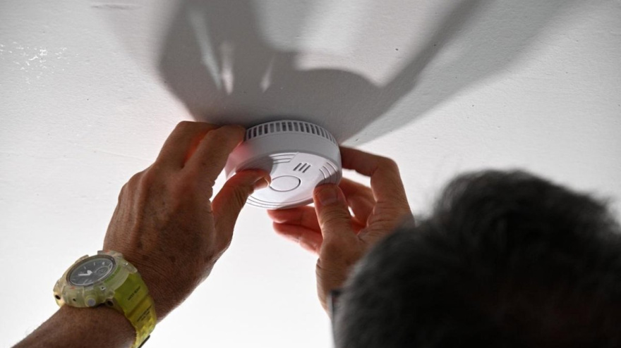 01/10/2024 Detalle de un detector de humo contra incendios..El consejero de Medio Ambiente, Agricultura e Interior de la Comunidad de Madrid, Carlos Novillo, ha reclamado este viernes al Gobierno central que modifique la normativa y haga obligatorio el uso de detectores de humo en viviendas, una medida que ya se aplica en la mayoría de los países occidentales.POLITICA AYUNTAMIENTO DE CÁDIZ