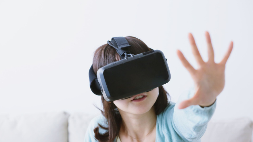 Niña usando unas gafas de realidad virtual