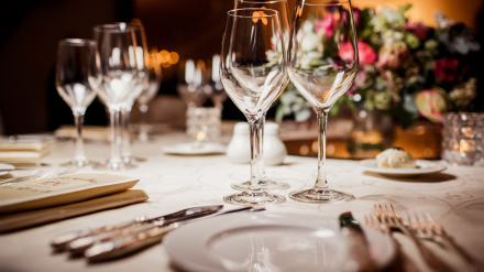 Mesa preparada para recibir comensales