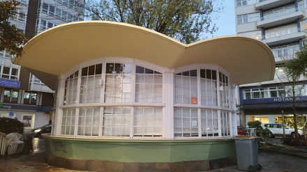 Kiosko de la Plaza de Ourense en A Coruña tras el cierre de Down Experience