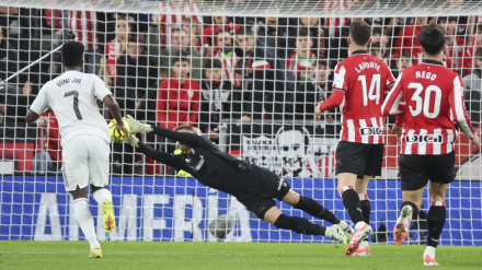 Unai Simón evita el gol de Vinicius en el Athletic - Real Madrid