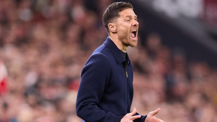 Xabi Alonso, entrenador del Real Madrid CF, reacciona durante el partido de LaLiga EA Sports entre el Athletic Club y el Real Madrid CF en San Mamés