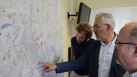 El alcalde y Jorge Bustos examinan el plano del barrio de O Carme