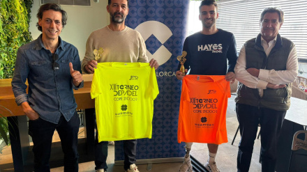Miki Garro y José Crespí posan con la camiseta oficial del torneo