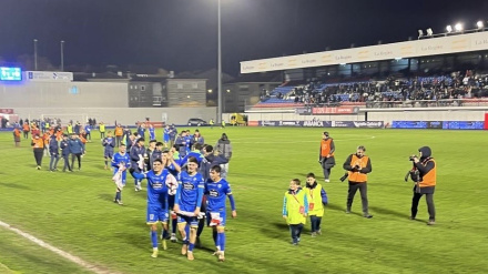 Los jugadores celebran con el público eliminar al Girona en un estadio de O Couto que vivió una noche de fiesta