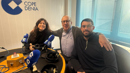 Juan Antonio Vives y la tercera generación, representada por Cristina y Juan Antonio, durante su visita a los estudios de COPE Dénia Marina Alta