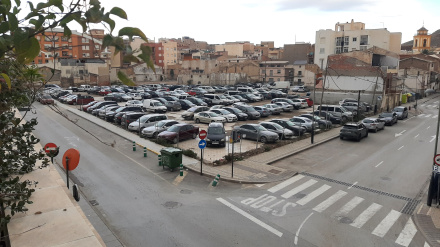 Un aparcamiento provisional ocupa la gran parcela en la que se construirán viviendas y un centro de salud en el barrio de san Cristóbal, junto al río