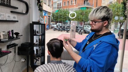Christian Martín en su peluquería de Murcia